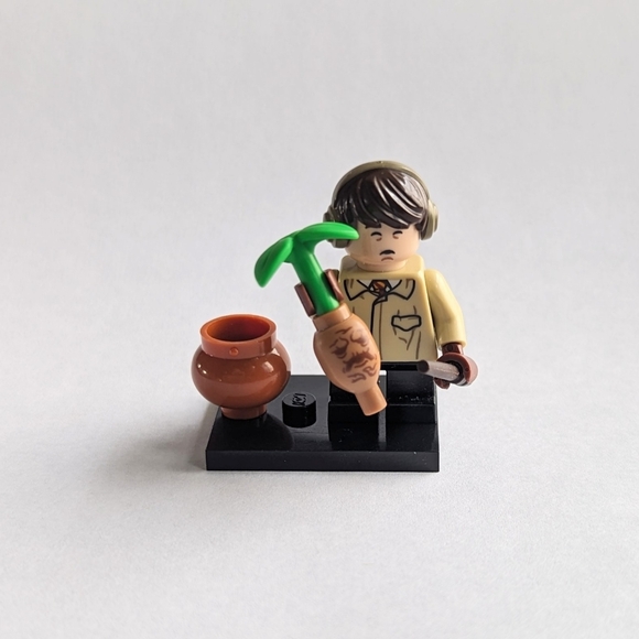 LEGO Harry Potter collectible minifigure Neville w/accessories and stand - Picture 1 of 6